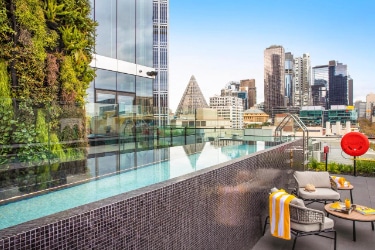 voco Melbourne Central - pool oasis